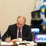 Путин подписывает документы