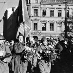 Рига встречает освободителей цветами