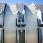 Стяжка на трубе на территории газораспределительного центра Северного потока-2 в городе Любмин