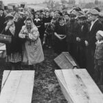 Похороны жертв погрома в польском Кельце в 1946 году