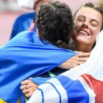 Украинская и российская спортсменки обнимаются по окончании соревнований