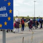 Беженцы прибывают в Австрию