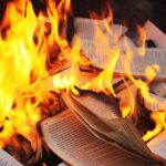 Сжигают книги