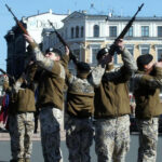 У памятника Свободы