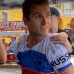 Футболка с российской символикой на американском туристе