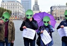 ПРОТЕСТНЫЙ ФЛЕШМОБ. 30 ЛЕТНИЙ ЮБИЛЕЙ: «ИНОПЛАНЕТЯНЕ» В ЛАТВИИ