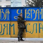 Бандеровский лозунг на воротах воинской части