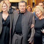 Владимир Соловьёв со старшей дочерью Полиной женой и матерью Инной фото Экспресс газета