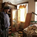 Житель Донецка в своем доме после обстрела 21 октября 2021 года
