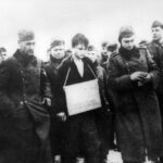 Зою Космодемьянскую ведут на казнь