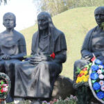 Памятник на месте сожжённоё деревни Дремлёво