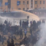Польша применяет водомёты против беженцев на границе