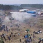 Поляки применили против беженцев водомёты