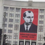 Баннер на здании Тернопольской администрации в честь Бандеры