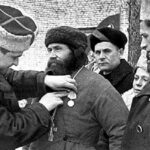 Медаль Фёдору ПУЗАНОВУ вручает Герой Советского Союза Константин КАРИЦКИЙ