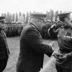 Младшему сержанту Мелитону Кантария вручают орден Ленина и медаль Золотая Звезда Героя Советского Союза
