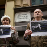 Татьяна Жданок и Мирослав Митрофанов в пикете с требованием освободить правозащитника Середенко