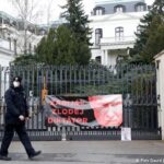 У российского посольства в Праге