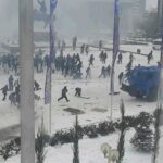 Столкновения протестующих с полицейскими в Актобе