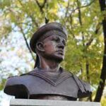 памятник Герою Советского Союза Николаю Вилкову