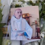 На могиле Жака Амеля