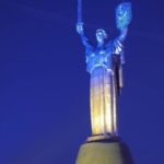 Родина-мать в цветах госфлага Украины