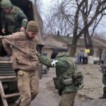 Украинские военнослужащие сдаются в плен