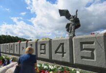 РИЖСКИЕ ВЛАСТИ ОТЛОЖИЛИ ВОПРОС О ДЕМОНТАЖЕ ПАМЯТНИКА ОСВОБОДИТЕЛЯМ И СОХРАНИЛИ ПАМЯТНИК М. КЕЛДЫШУ