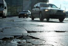 ТО ЯМА, ТО КАНАВА: ЧТО НЕ ТАК С РИЖСКИМИ ДОРОГАМИ